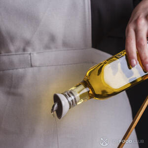 добавляет масло