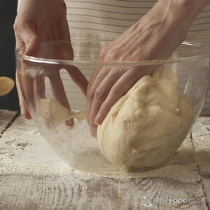 месит тесто