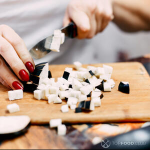 баклажаны нарезать кубиками