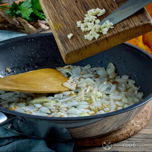 добавить чеснок