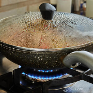 плов в сковороде на плите