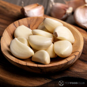 чистить чеснок