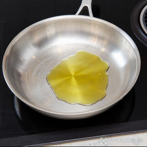 сковорода с маслом