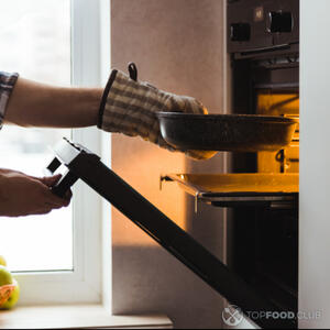 ставить сковороду в духовку