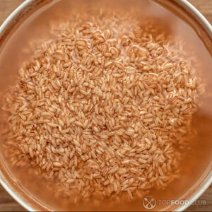 залить рис водой