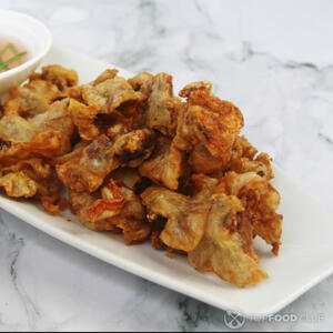 шкварки на тарелке