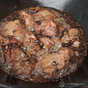 жарить мясо с луком