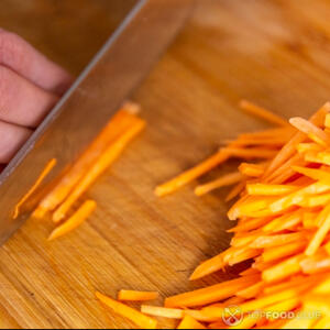 нарезать морковь