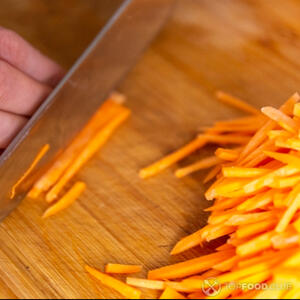 нарезать морковь