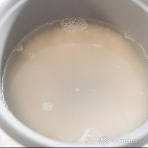 залить водой