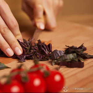 нарезать фиолетовый базилик