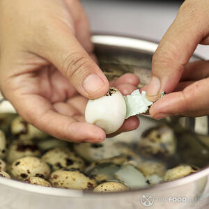 чистить яйца