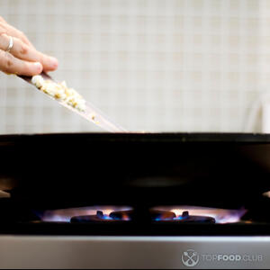 добавить чеснок