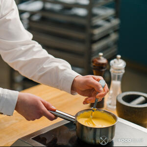 перемешивать сырный соус