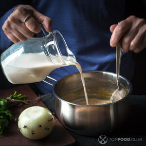 влить молоко