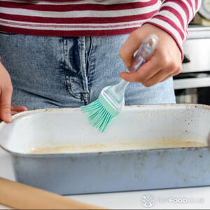 смазать форму для запекания