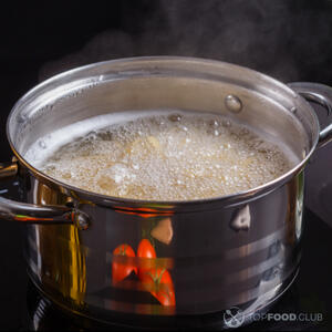 влить отвар от макарон