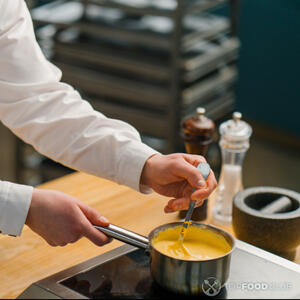 сырный соус на плите