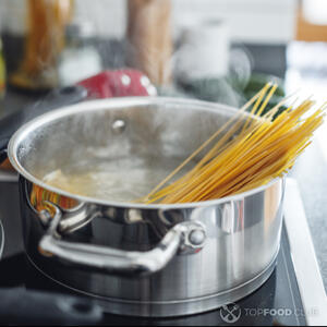 положить спагетти