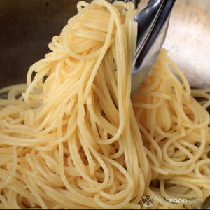 перемешать спагетти