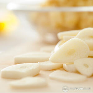 нарезанный чеснок