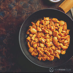 обжарить кусочки куриного филе