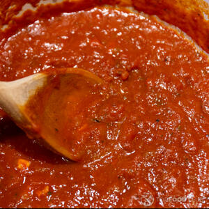 томатный соус на плите