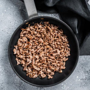 жарить фарш с луком