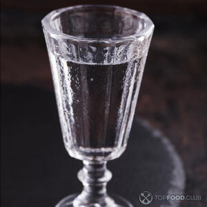 влить водку