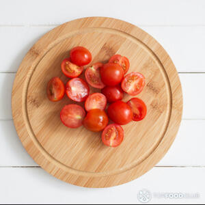 половинки помидоров черри