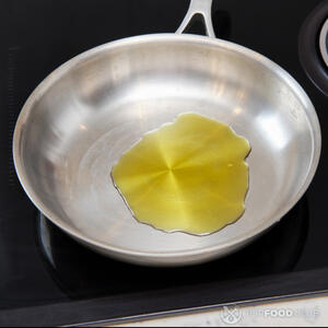 нагреть масло в сковороде