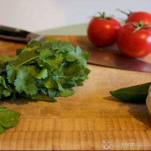 резать кинзу