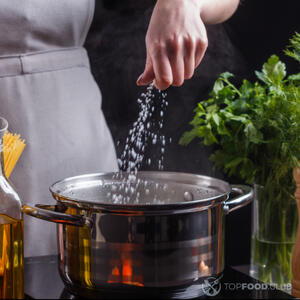 кипящая вода с солью