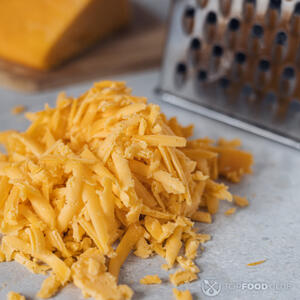 натереть сыр чеддер