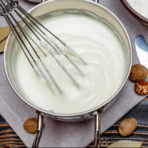 кремообразная смесь сыров и молока