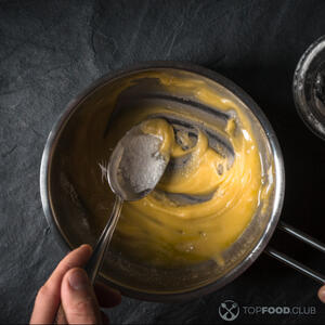 перемешать масло и муку