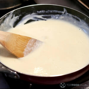 бешамель в конце приготовления