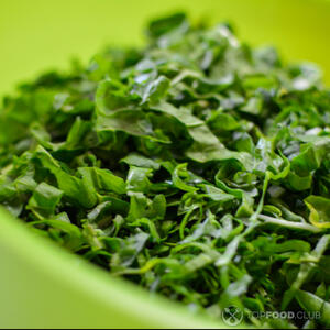 добавить нарезанный базилик