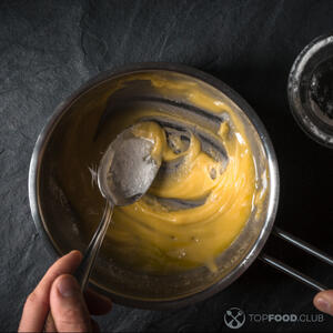 перемешать муку и масло