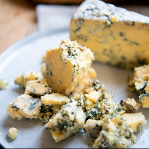 измельчить сыр горгонзола