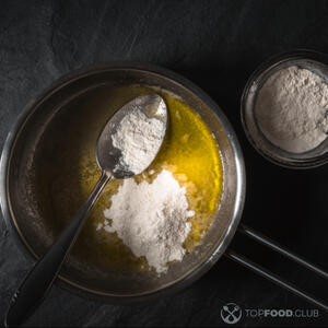 добавить муку