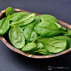 листья шпината