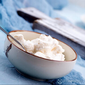 рикотта в миске