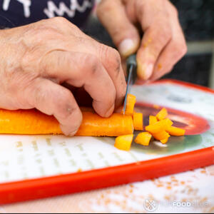 нарезать морковь