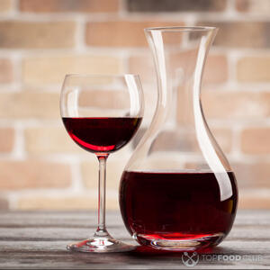 влить красное вино