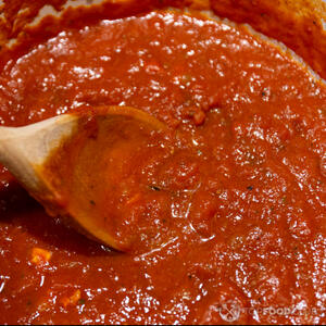 залить каннеллони томатным соусом