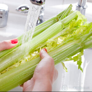 почистить и мыть сельдерей