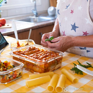 покрыть протертыми помидорами