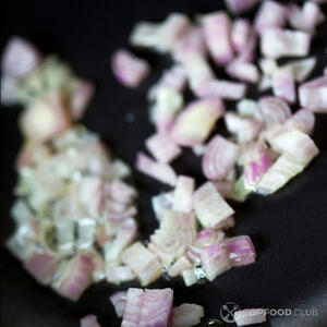 лук-шалот мелко нарезать