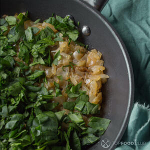 жарить шпинат с луком